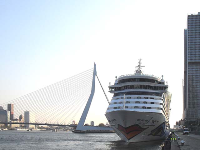 Cruiseschip ms AIDAdiva van AIDA Cruises aan de Cruise Terminal Rotterdam